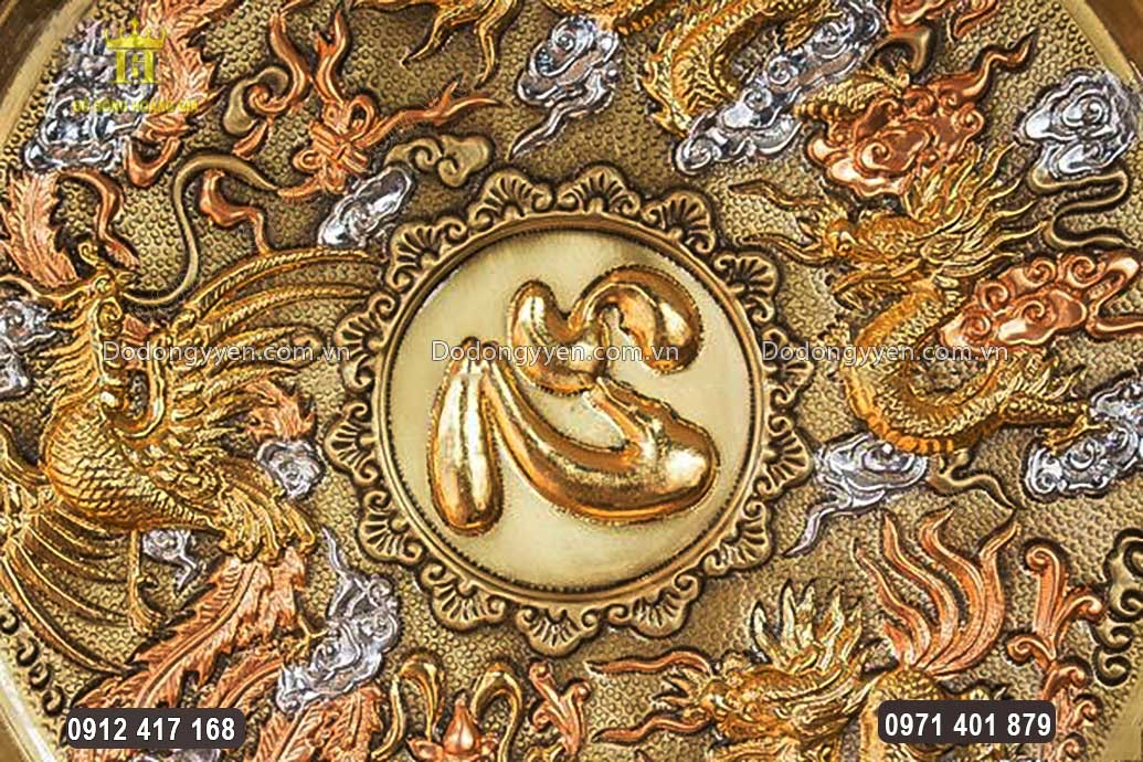 Chữ T&acirc;m được chạm th&uacute;c nổi theo tiếng H&aacute;n ở giữa đ&agrave;i hoa